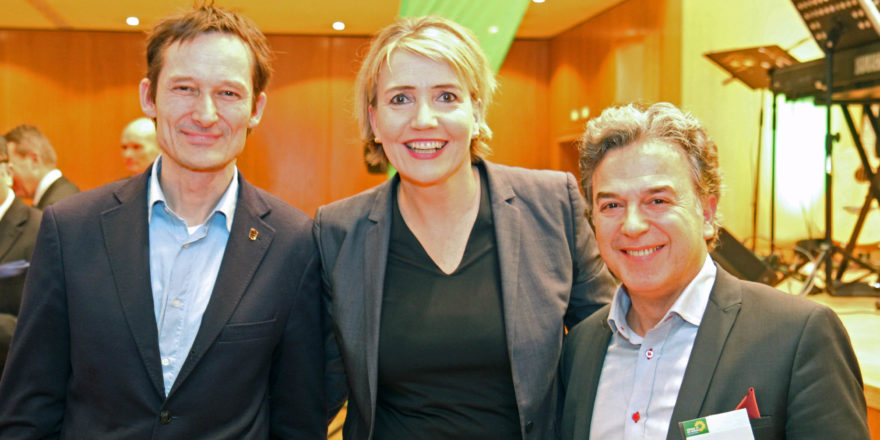 Die Bundesvorsitzende der Grünen, Simone Peter, umrahmt von Memet Kilic (rechts) und MdL Hermino Katzenstein