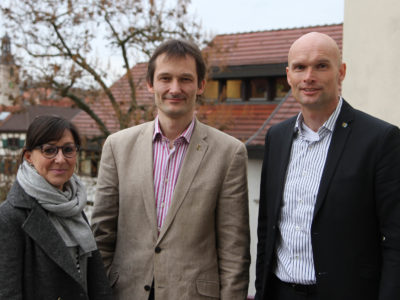 Gabriela Lachenauer, MdL Hermino Katzenstein und OB Dirk Elkemann auf dem Rathausbalkon