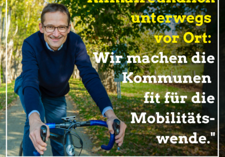 Foto: Hermino Katzenstein MdL auf dem Rennrad (von vorne), dazu der Text: 'Klimafreundlich unterwegs vor Ort: Wir machen die Kommunen fit für die Mobilitätswende'