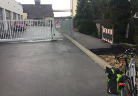 Foto des neuen Durchgangs am Bauhof Helmstadt: Beginn des Weges