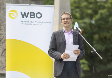 Hermino Katzenstein bei seiner Ansprache, im Hintergrund ein Rollup des WBO. Foto: WBO