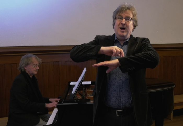 Screenshot: Matthias Horn singt, begleitet von Markus Karch am Klavier: Das Wndern ist des Müllers Lust