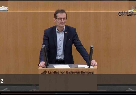 Hermino Katzenstein MdL am Redepult des Landtags von bw